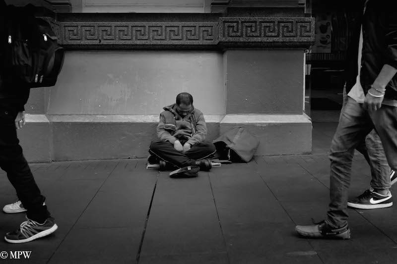 mike wheelton. The largest collection of colour, black and white street photography, in Queen Street, Auckland city, New Zealand