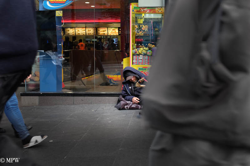mike wheelton. The largest collection of colour, black and white street photography, in Queen Street, Auckland city, New Zealand.