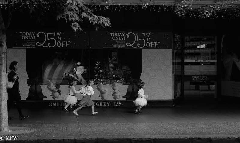 Mike Wheelton. The largest collection of colour, black and white street photography. Taken in and around Queen Street, Auckland city, New Zealand.