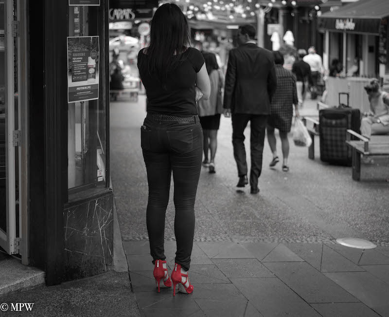 Mike Wheelton. The largest collection of colour, black and white street photography. Taken in and around Queen Street, Auckland city, New Zealand.