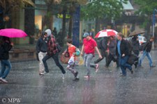 Running in the rain, Auckland City, Queen St, black and white photo by Mike Wheelton