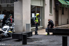 Mike Wheelton street photographer. Colour, black and white street photography. Queen Street, Auckland city, New Zealand.